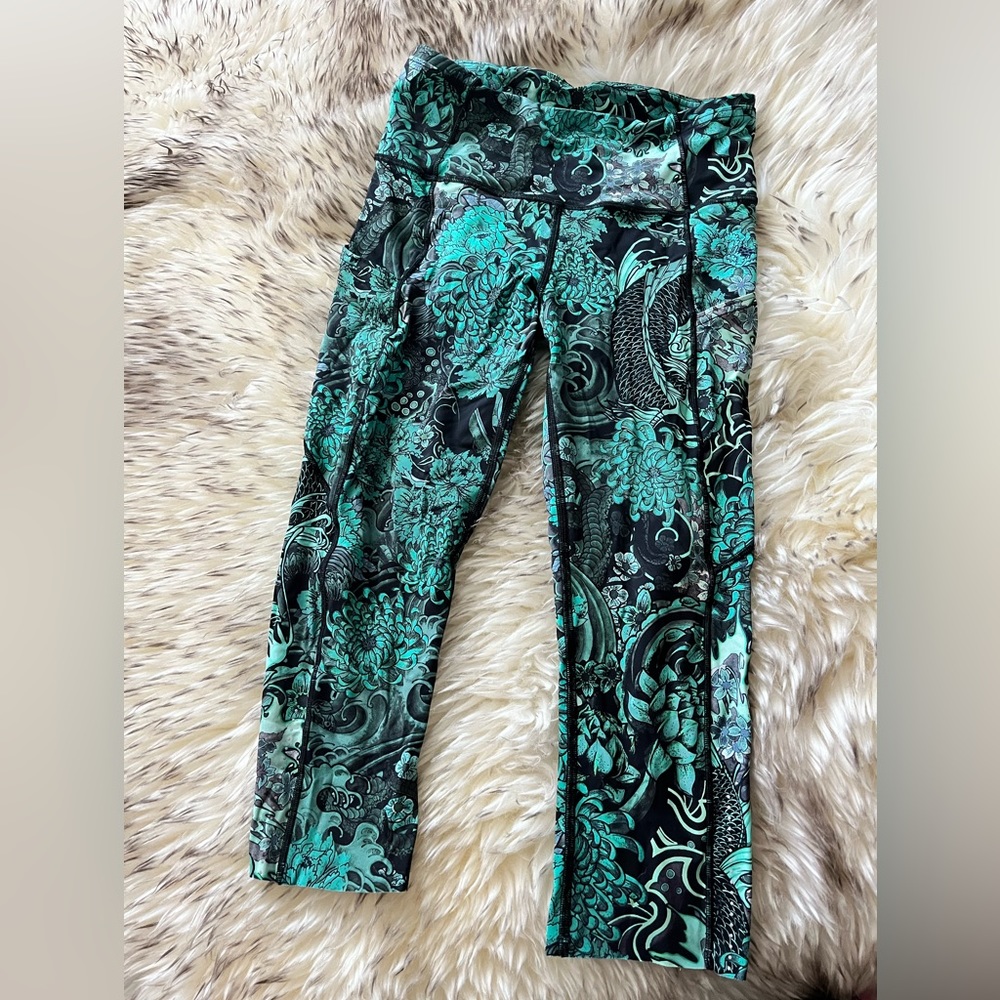 Lululemon Green floral print/paisley print Lulu crop fast & free leggings size 6
